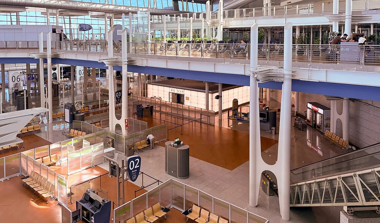 Porto Airport to City Centre: Metro, Bus, Taxi and Transfer Compared