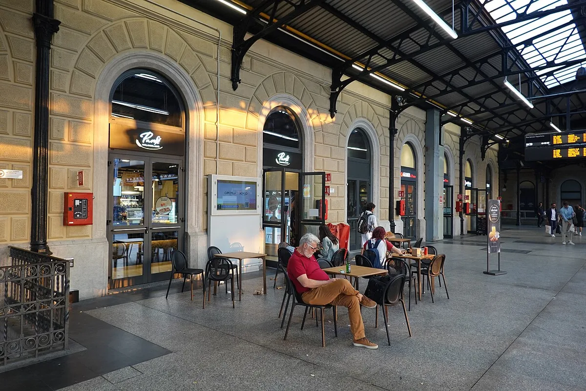 Covered station concourse at Bologna Centrale