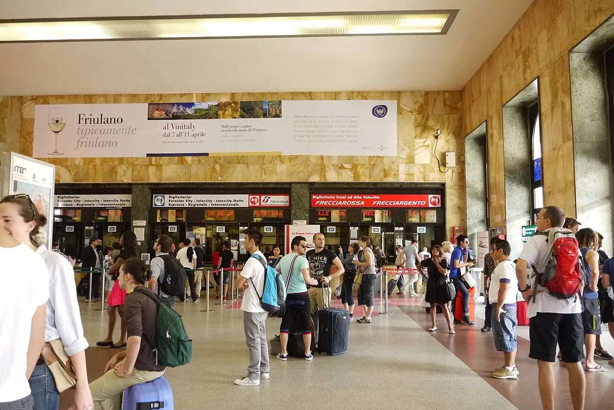 Passenger concourse at Bologna Centrale