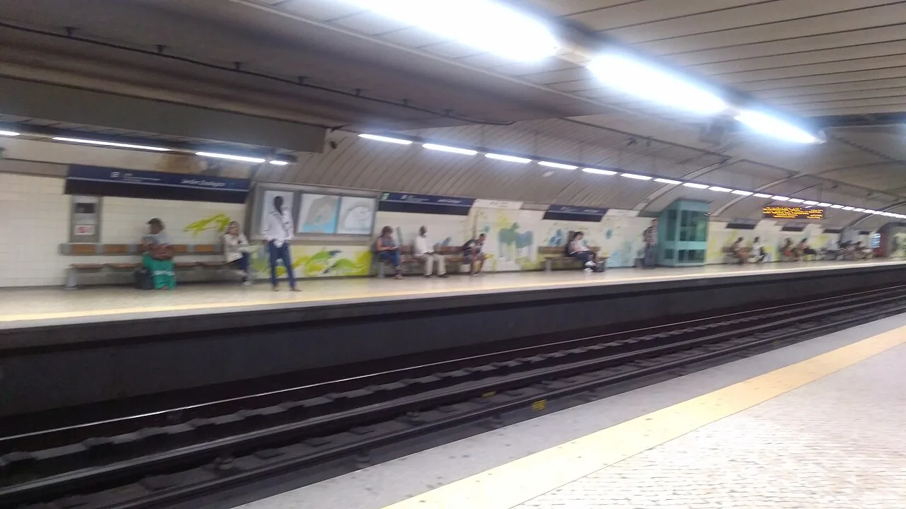 Platform at Jardim Zoológico metro station, the Blue Line connection for Sete Rios