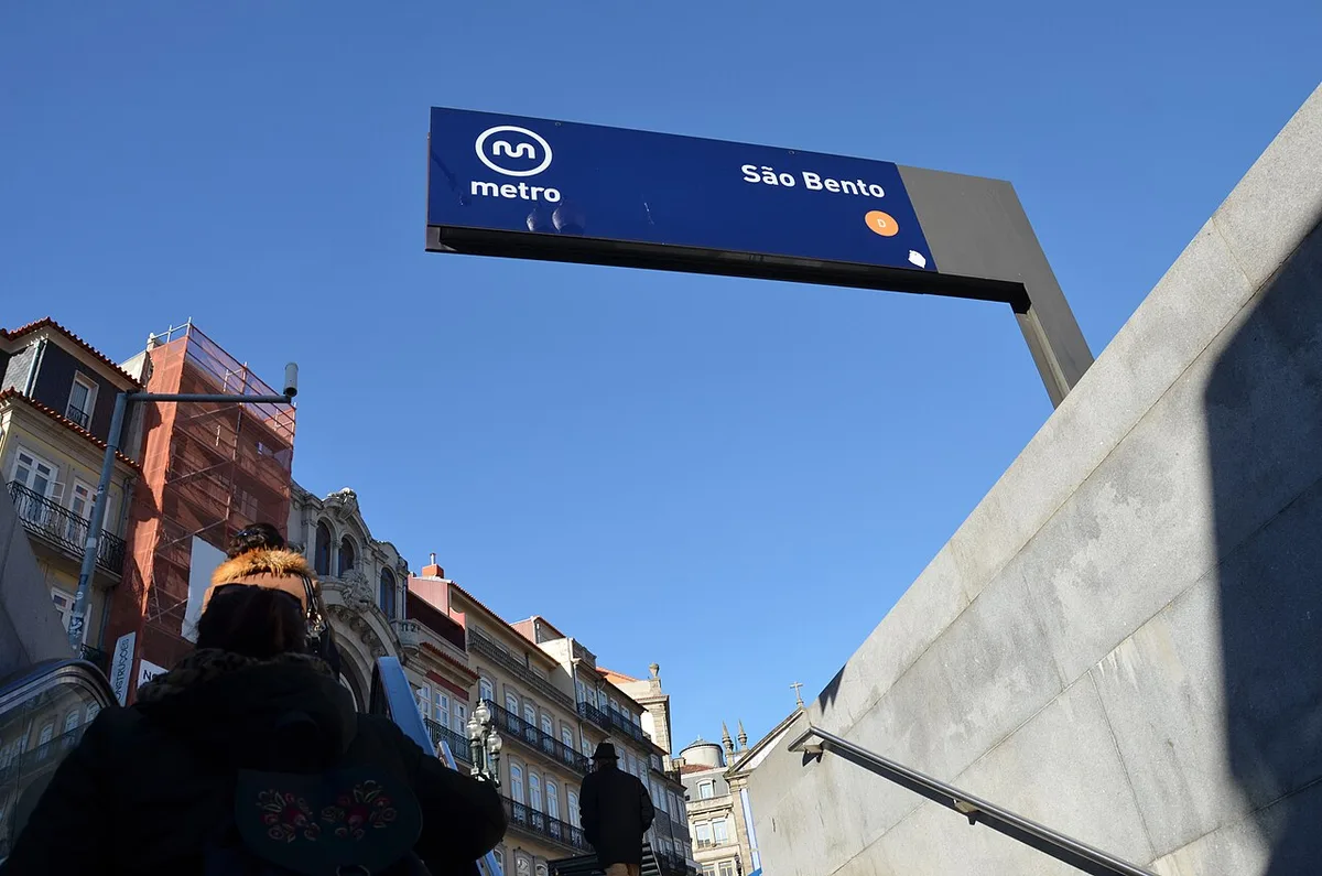 São Bento metro entrance sign above stairs in Porto