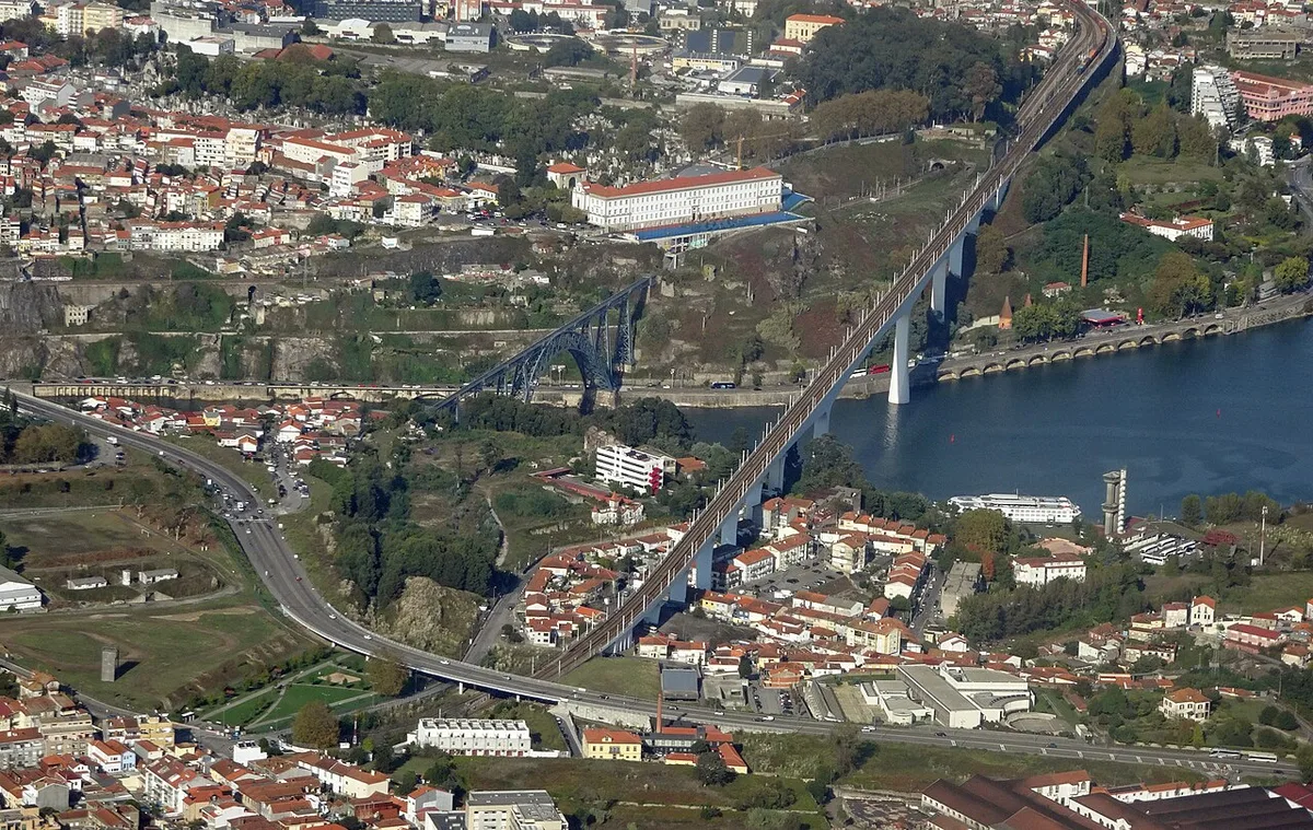 Aerial view of the São João and Maria Pia railway bridges across the Douro