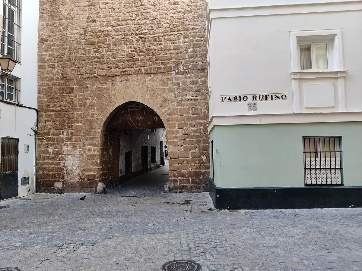 Arco del Pópulo beside Calle Fabio Rufino in Cádiz’s old town